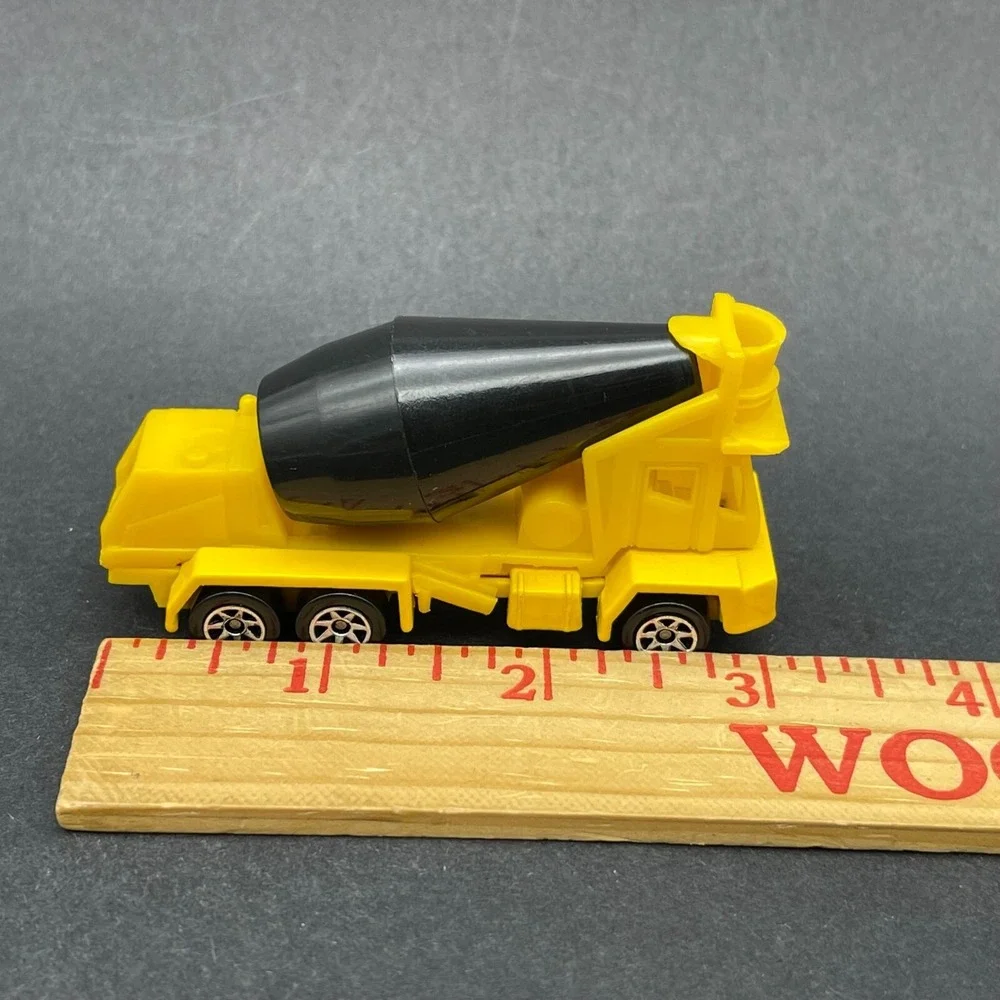 Hot Wheels Oshkosh‎ Cement Concrete Mixer Yellow Truck Diecast 1/64 Scale Loose